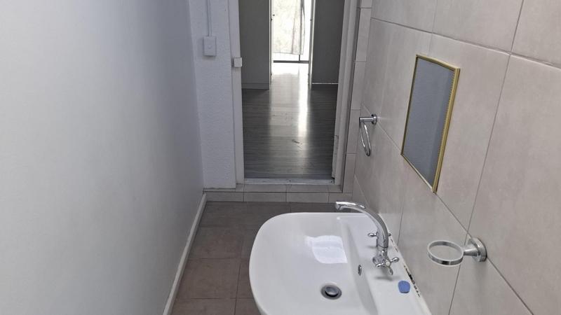 To Let 1 Bedroom Property for Rent in Goodwood Central Western Cape